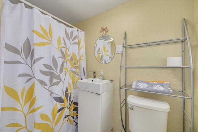 225 Cevera Dr, Dunedin, FL 34698 - full bath with toilet, vanity, and curtained shower