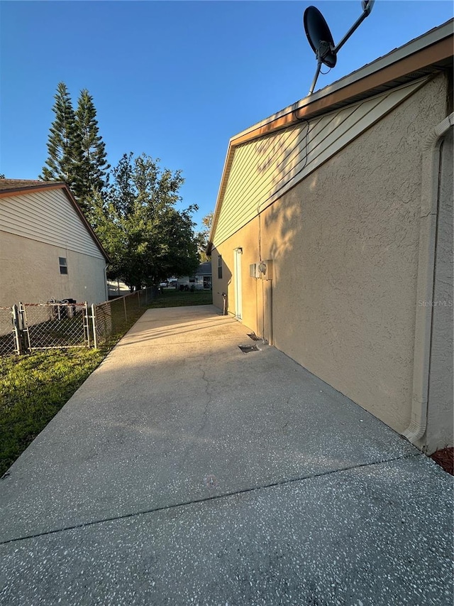 7601 Como Dr, New Port Richey, FL 34655 - view of side of property with fence and stucco siding