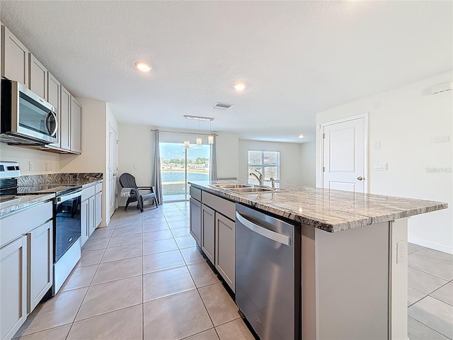 kitchen with a sink, gray cabinets, stainless steel appliances, visible vents, and recessed lighting
