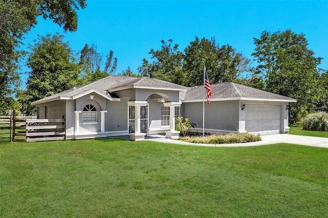 view of front facade with stucco siding, a front lawn, and fence