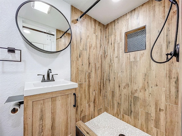 1600 Pasadena Dr, Dunedin, FL 34698 - full bath featuring tiled shower, a textured wall, and vanity