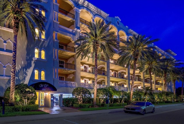 202 Windward Psge Unit 304, Clearwater Beach, FL 33767 - view of property at twilight