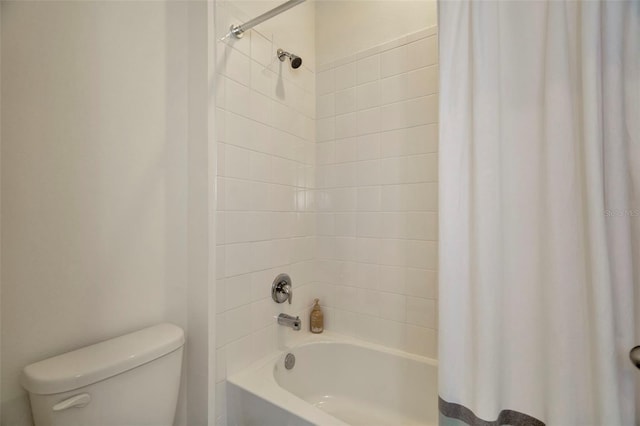 3504 Golden Wheat Ln, Plant City, FL 33565 - full bath featuring toilet and shower / bathtub combination with curtain