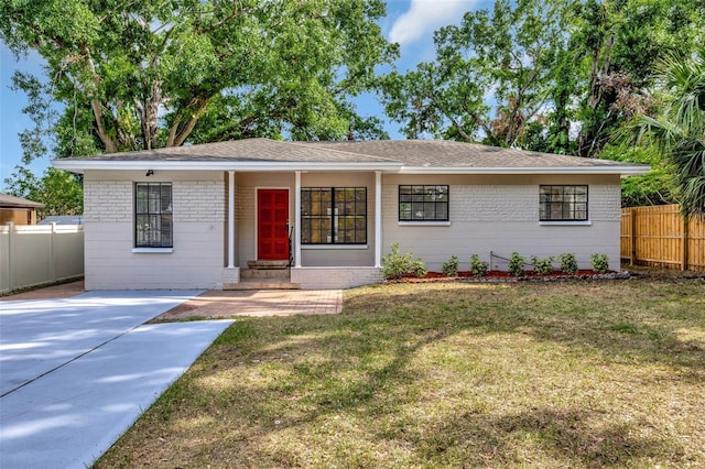 ranch-style home with fence, entry steps, and a front yard