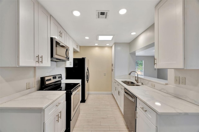 kitchen with recessed lighting, visible vents, a sink, baseboards, and appliances with stainless steel finishes
