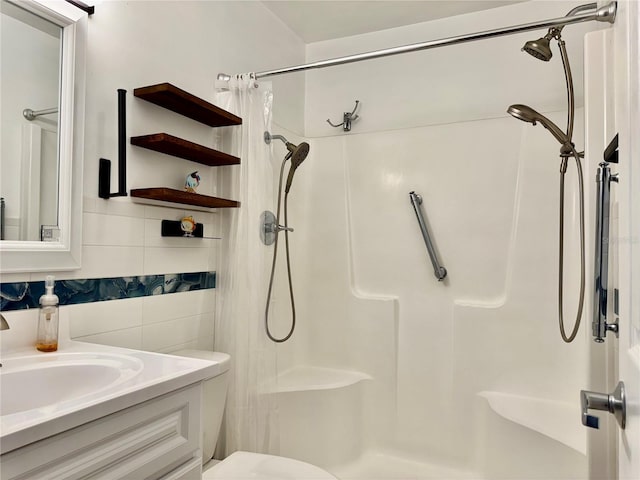 5501 80th St N Unit 509, Saint Petersburg, FL 33709 - bathroom with curtained shower, vanity, decorative backsplash, and tile walls