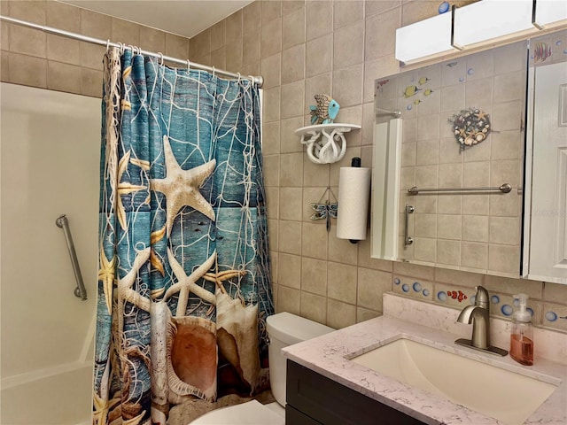 5501 80th St N Unit 509, Saint Petersburg, FL 33709 - full bath featuring tile walls, vanity, a shower with shower curtain, and decorative backsplash