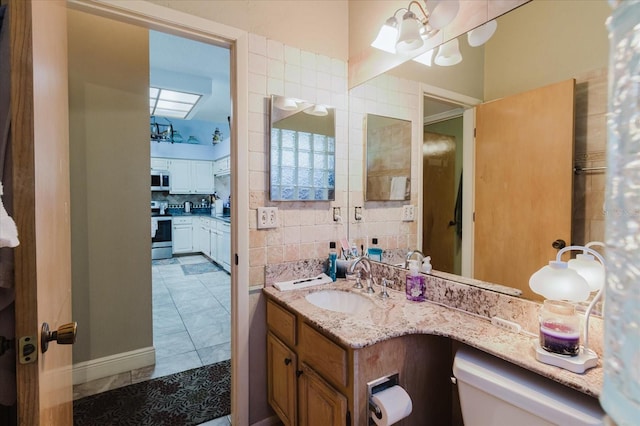 11209 Pocket Brook Dr, Tampa, FL 33635 - bathroom featuring backsplash, toilet, vanity, and a notable chandelier
