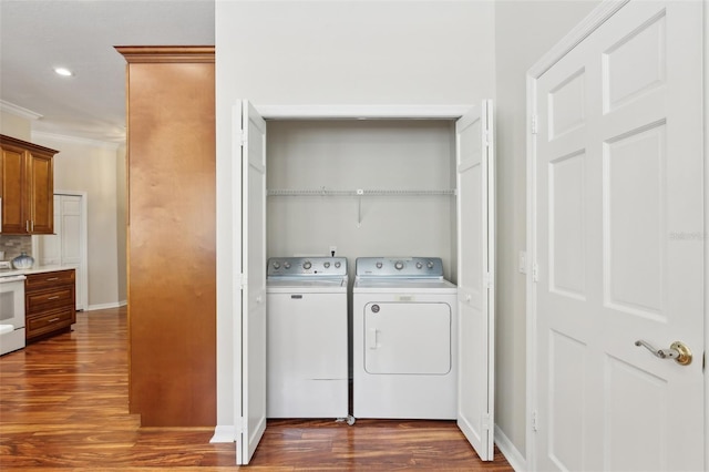 15324 Sherwood Forest Dr, Tampa, FL 33647 - laundry room featuring washing machine and dryer, dark wood finished floors, recessed lighting, ornamental molding, and baseboards