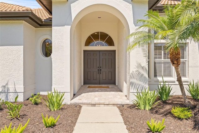 entrance to property with stucco siding