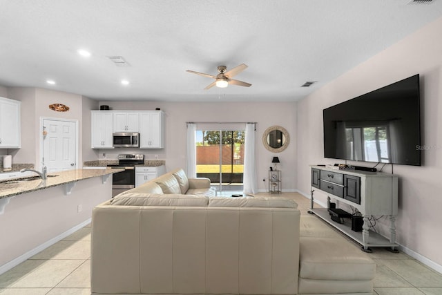 living area featuring visible vents, recessed lighting, baseboards, and ceiling fan