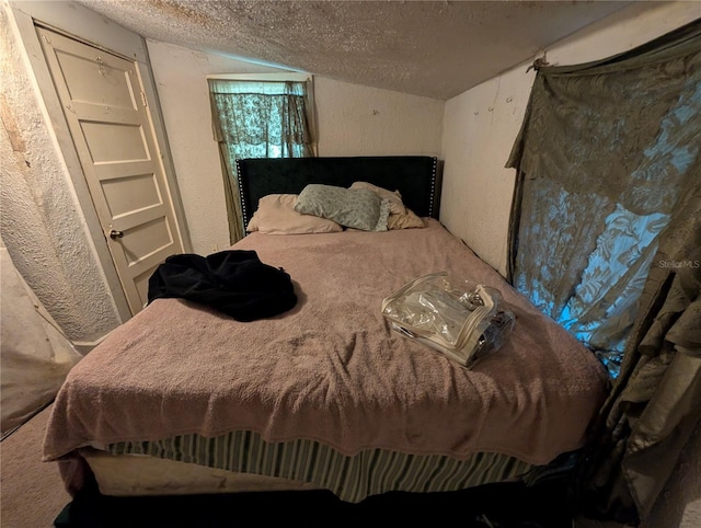730 Citrus St, Orlando, FL 32805 - bedroom featuring a textured ceiling, vaulted ceiling, and a textured wall