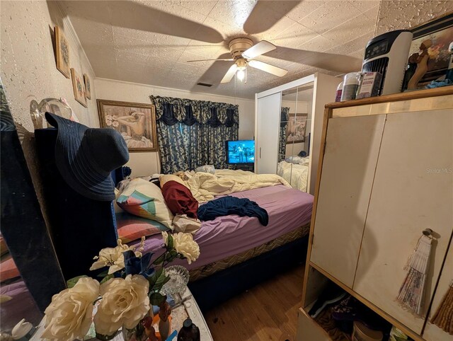 730 Citrus St, Orlando, FL 32805 - bedroom with wood finished floors, a ceiling fan, and a closet