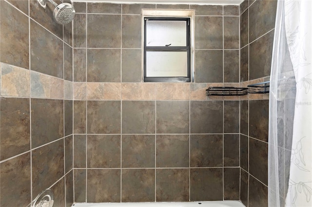 bathroom featuring a tile shower
