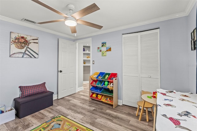 1344 Dartmouth Dr, Holiday, FL 34691 - recreation room with wood finished floors, visible vents, ornamental molding, baseboards, and ceiling fan