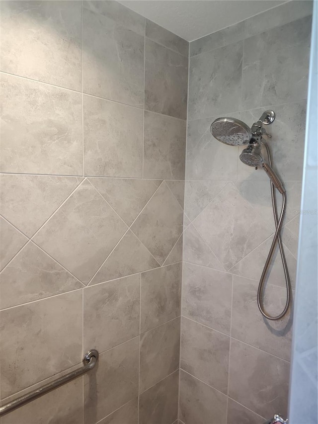 room details featuring a tile shower