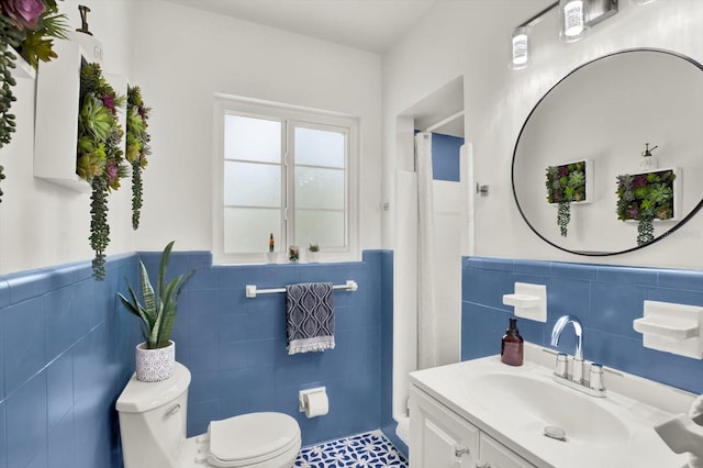 420 48th St N, Saint Petersburg, FL 33713 - bathroom featuring wainscoting, toilet, a shower, and tile walls