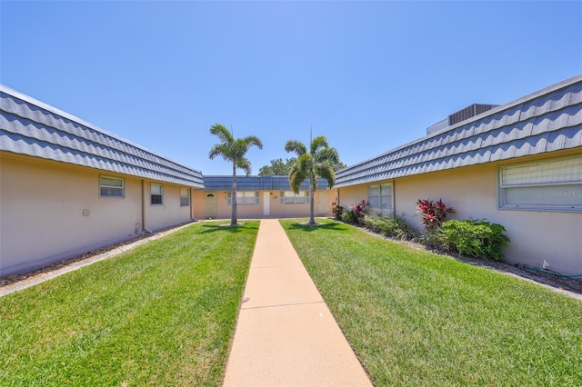 1802 Bedford Ter Unit 187, Sun City Center, FL 33573 - view of green lawn