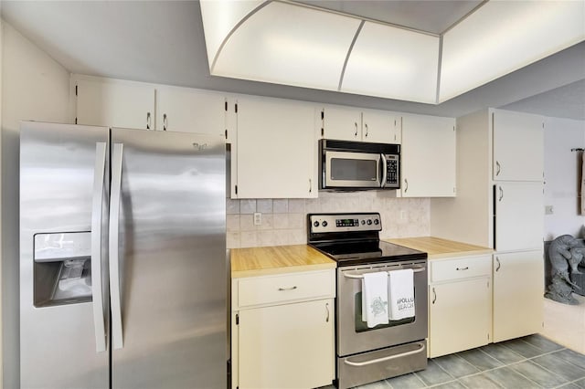 927 Golf Island Dr, Apollo Beach, FL 33572 - kitchen with stainless steel appliances, light countertops, and decorative backsplash