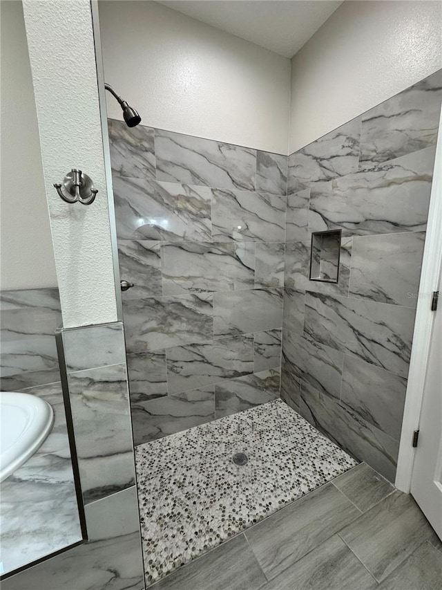 37565 Teri Ct, Dade City, FL 33525 - full bathroom with a tile shower