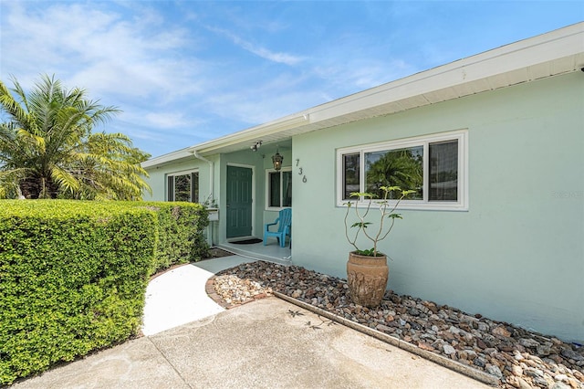 view of exterior entry with stucco siding