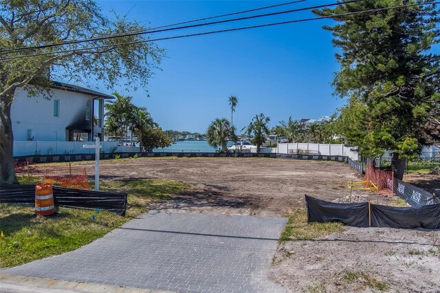 909 Oakwood Dr, Largo, FL 33770