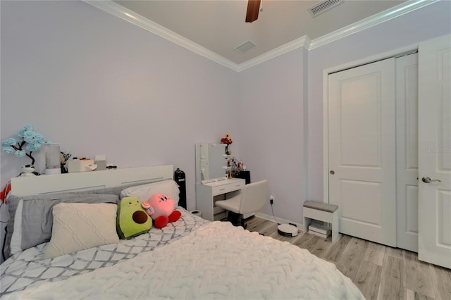 bedroom with light wood finished floors, visible vents, crown molding, and a ceiling fan