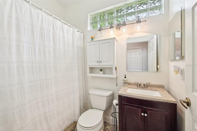 bathroom with toilet, a shower with shower curtain, and vanity