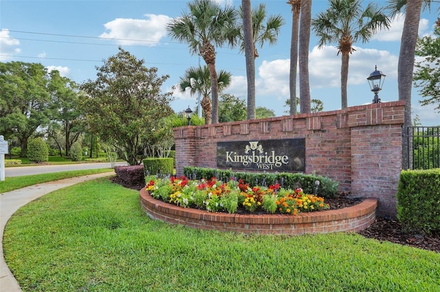 community sign with a lawn