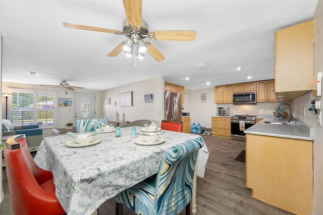 dining space featuring a ceiling fan, wood finished floors, visible vents, and recessed lighting