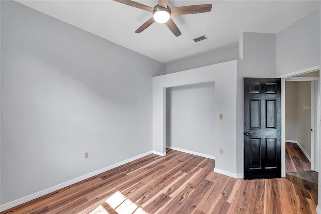 unfurnished room featuring light wood-style flooring, visible vents, baseboards, and ceiling fan