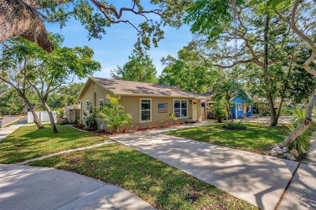 1155 Withlacoochee St, Safety Harbor, FL 34695 - view of front facade featuring fence, a front yard, and driveway
