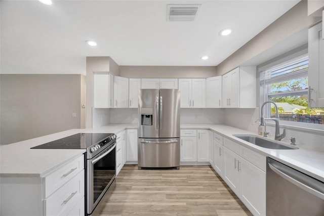 1155 Withlacoochee St, Safety Harbor, FL 34695 - kitchen featuring stainless steel appliances, light countertops, a sink, visible vents, and a peninsula