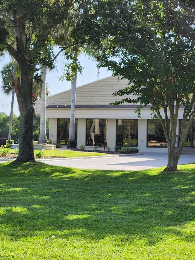 ranch-style home featuring a front lawn