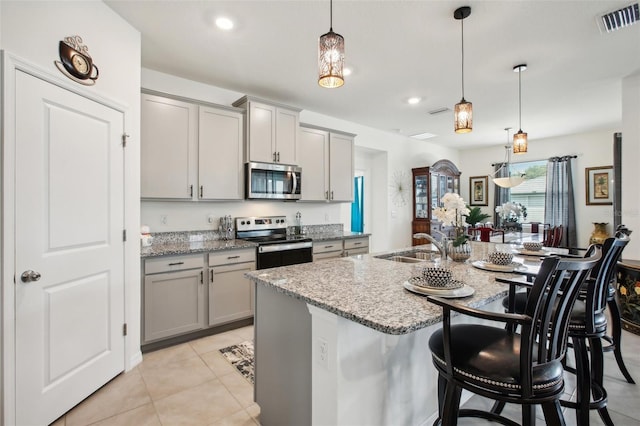 kitchen featuring stainless steel appliances, visible vents, a sink, and gray cabinets