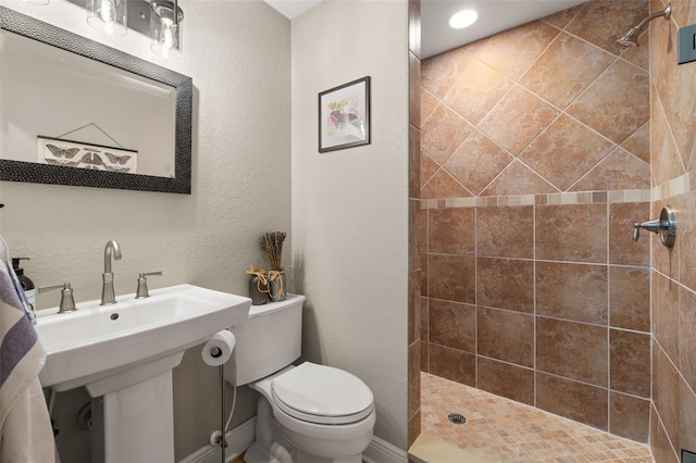 5902 Audubon Manor Blvd, Lithia, FL 33547 - full bath with tiled shower, toilet, recessed lighting, and baseboards