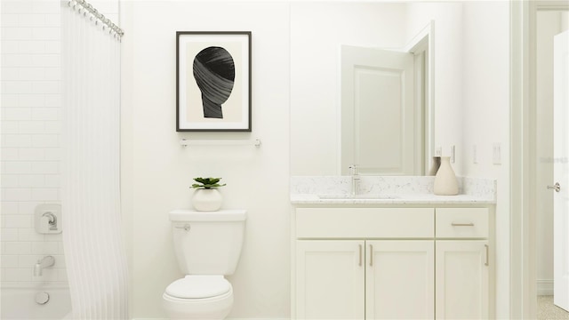 full bathroom with baseboards, shower / tub combo with curtain, toilet, and vanity