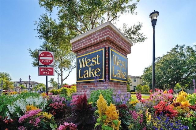 view of community / neighborhood sign