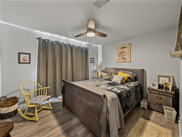 131 Oak Park Ave, Brooksville, FL 34601 - bedroom featuring a textured wall, wood finished floors, visible vents, and ceiling fan