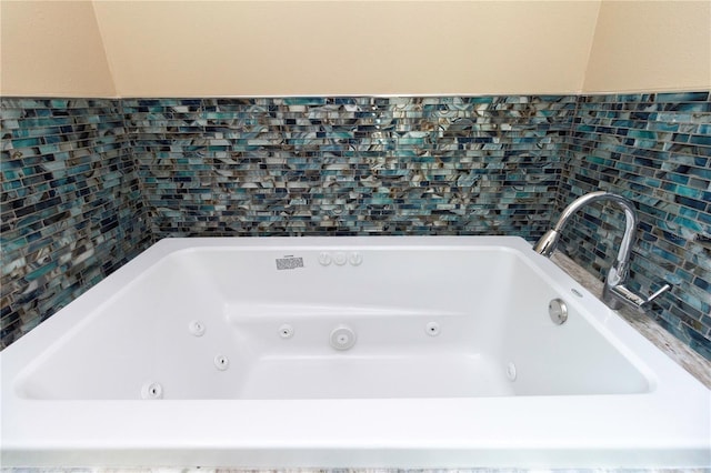 11210 Wheeling Dr, Tampa, FL 33625 - full bath featuring a whirlpool tub