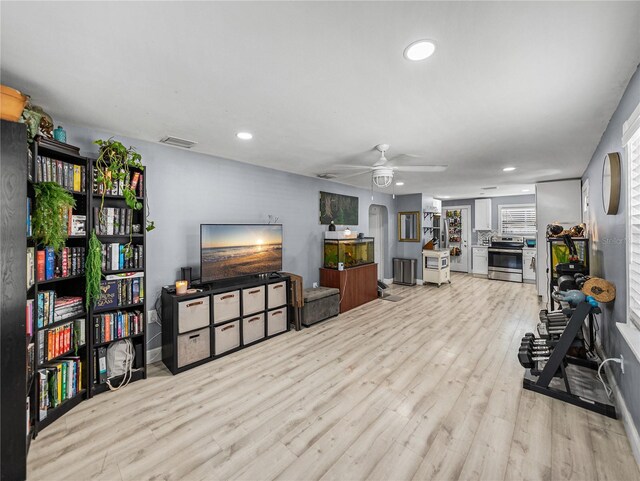 living area with visible vents, light wood-style floors, baseboards, recessed lighting, and a ceiling fan