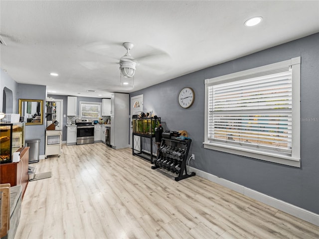 living room featuring light wood finished floors, recessed lighting, ceiling fan, and baseboards