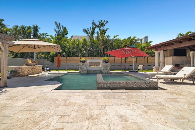 6129 Leeland St S, Saint Petersburg, FL 33715 - view of pool featuring a fenced backyard, a patio area, a fenced in pool, and an in ground hot tub