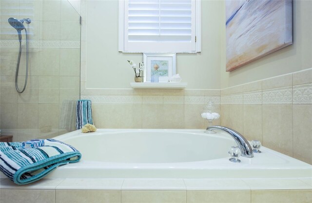 6303 Vista Verde Dr E, Gulfport, FL 33707 - bathroom featuring a bath