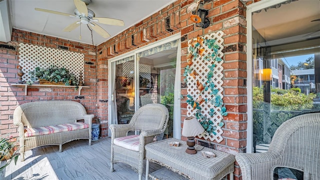 sunroom with ceiling fan