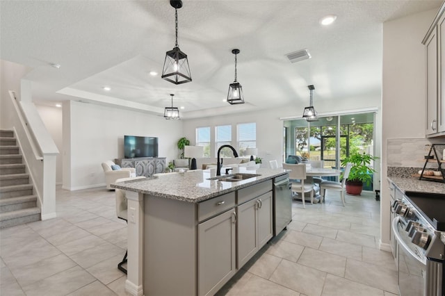 kitchen featuring appliances with stainless steel finishes, a sink, gray cabinets, recessed lighting, and visible vents
