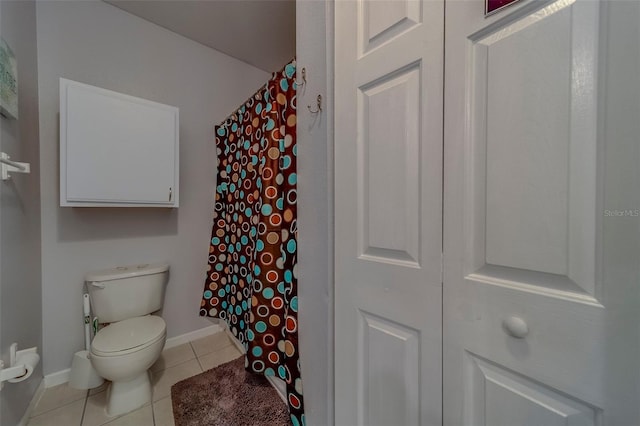 full bathroom with toilet, a shower with shower curtain, tile patterned floors, and baseboards