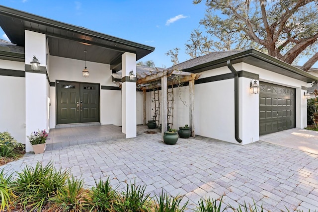 1004 Hollyberry Ct, Brandon, FL 33511 - entrance to property featuring stucco siding, a garage, and driveway