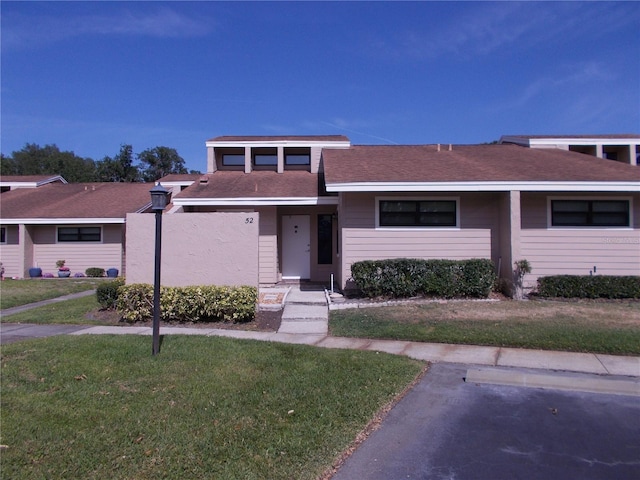 view of front of property featuring a front lawn