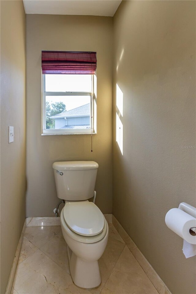 11102 Avery Oaks Dr, Tampa, FL 33625 - bathroom featuring baseboards and toilet